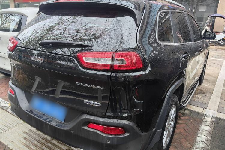 Used Jeep Cherokee 2016 2.4L Leading Edition
