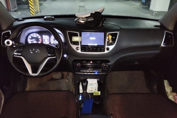 Used Hyundai Tucson 2015 1.6T Dual-Clutch Two-Wheel-Drive Comfort Model Center Console