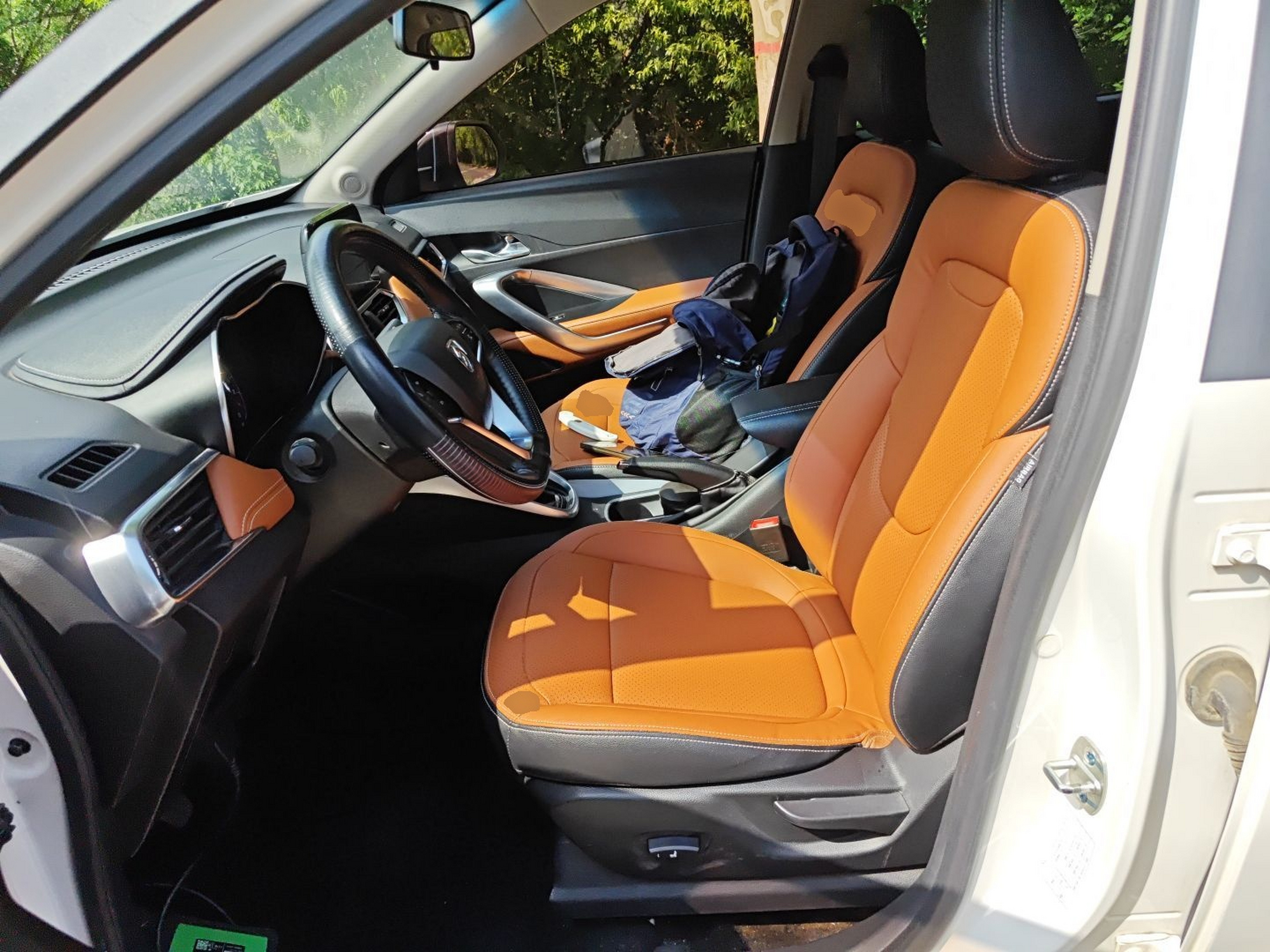 المقاعد الأمامية داخل السيارة