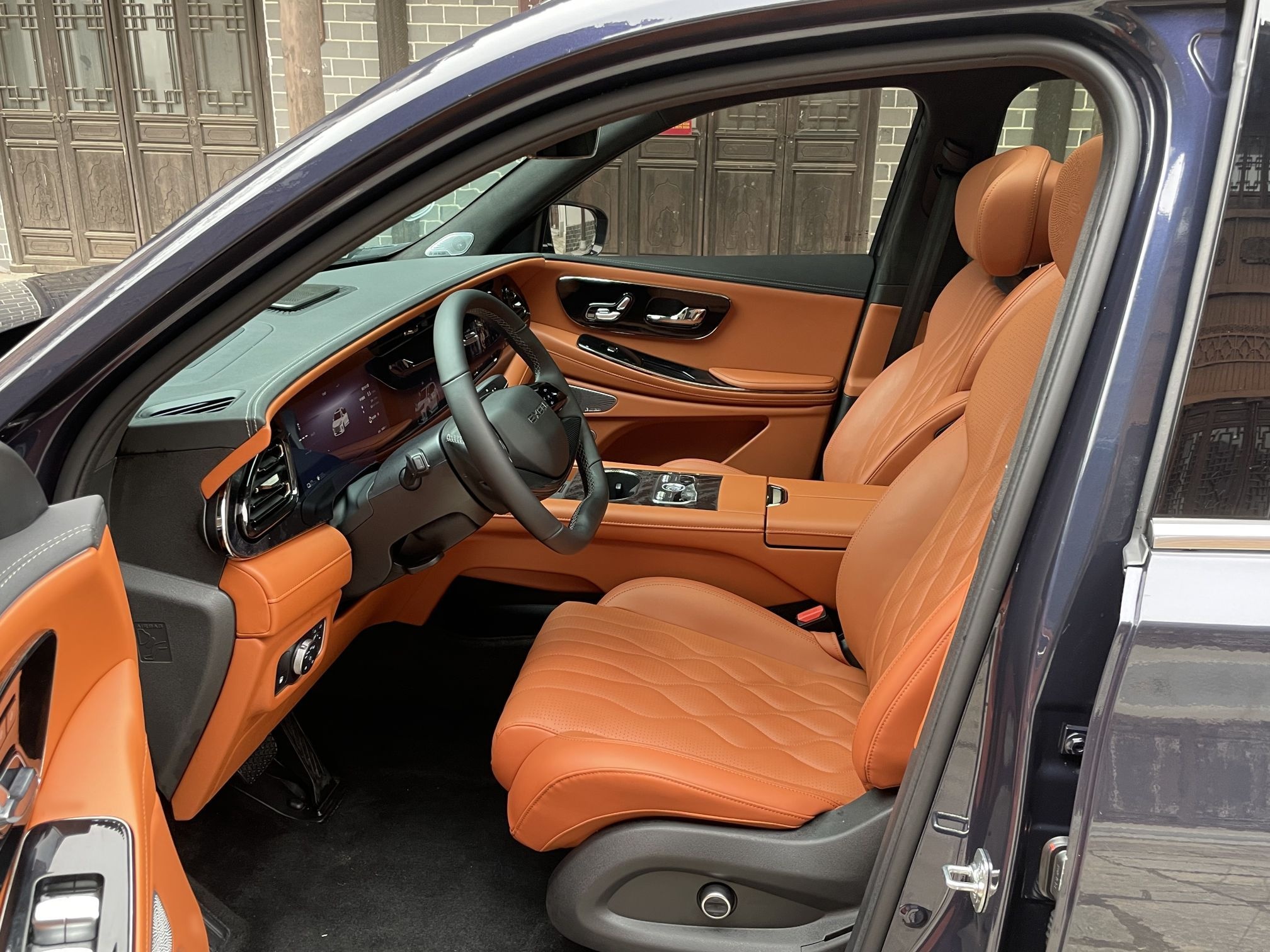 Переднее сиденье в автомобиле