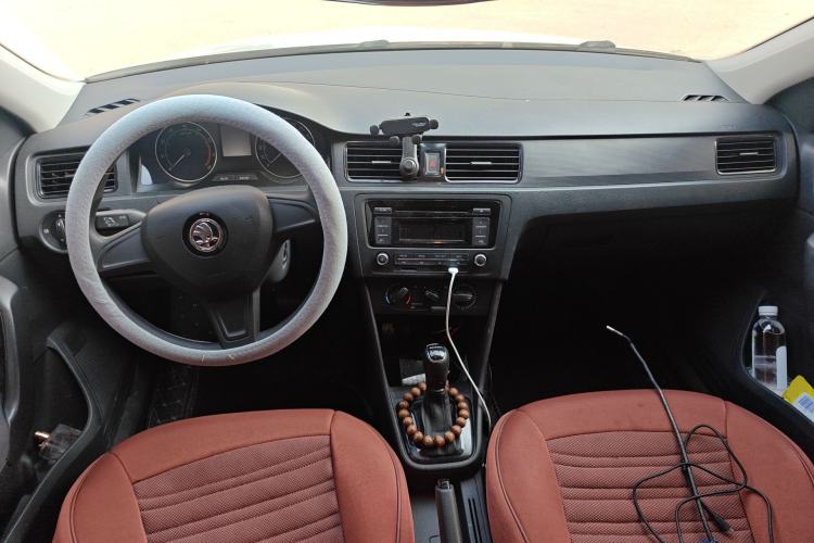 Used Skoda Rapid Spaceback 2016 Revised Version 1.6L Automatic Front-Drive Edition Center Console