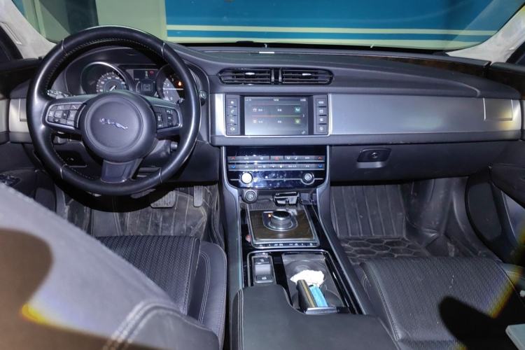 Used Jaguar XFL 2017 XFL 2.0T 200PS Luxury Edition Center Console