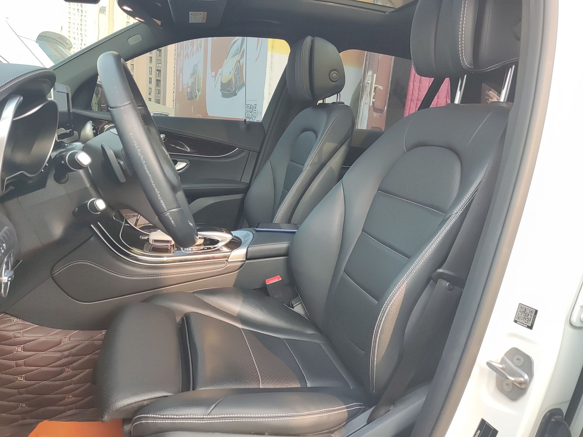 Переднее сиденье в автомобиле