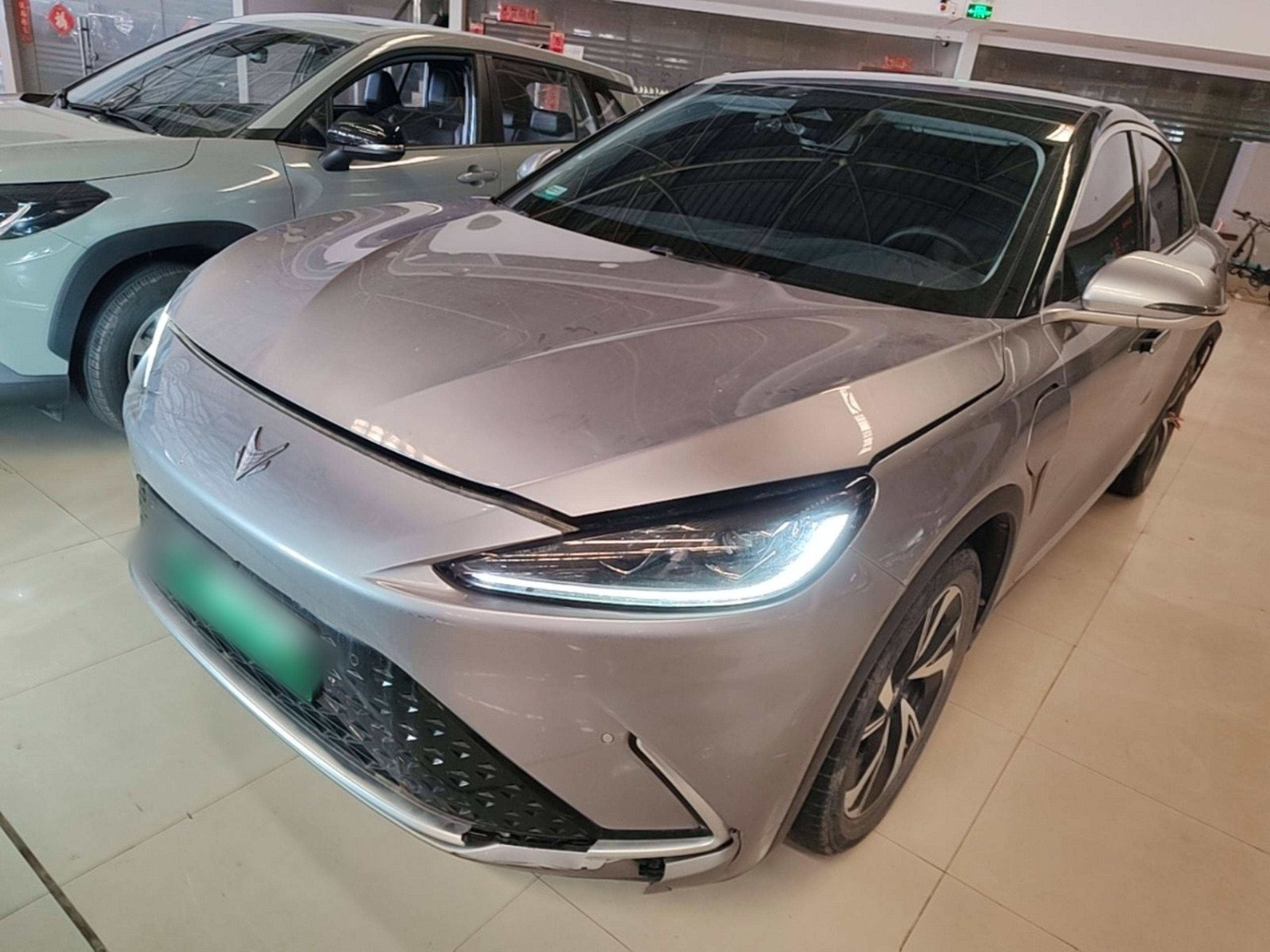Unter der Vorderseite des Autos