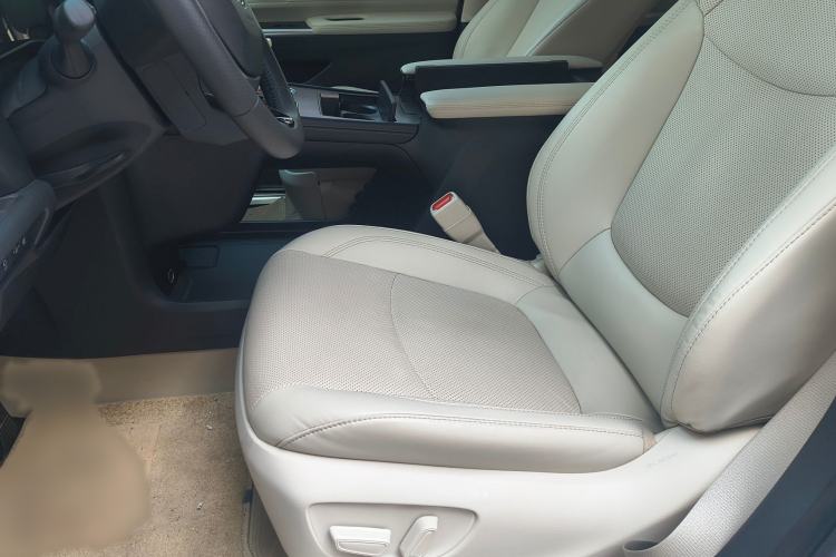 Used Toyota Sienna 2023 2.5L Hybrid Deluxe Edition