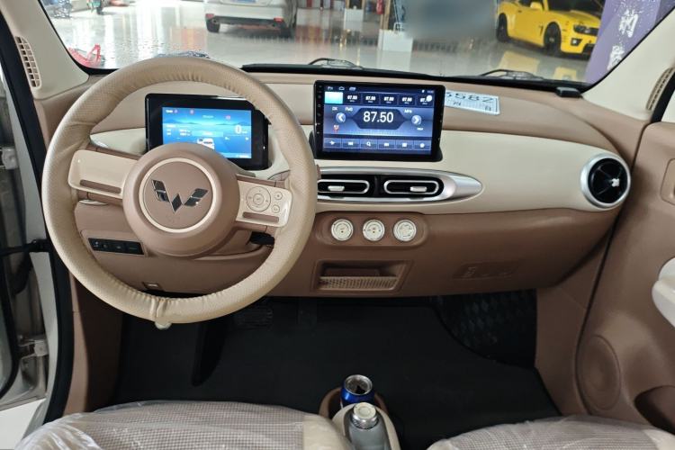 Used Wuling Hongguang MINIEV 2025 Four-Door Version Advanced Edition Center Console