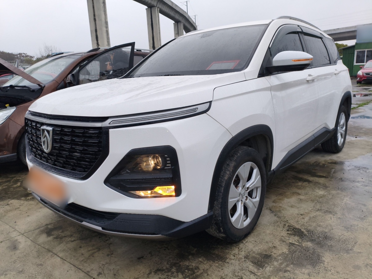 تحت مقدمة السيارة