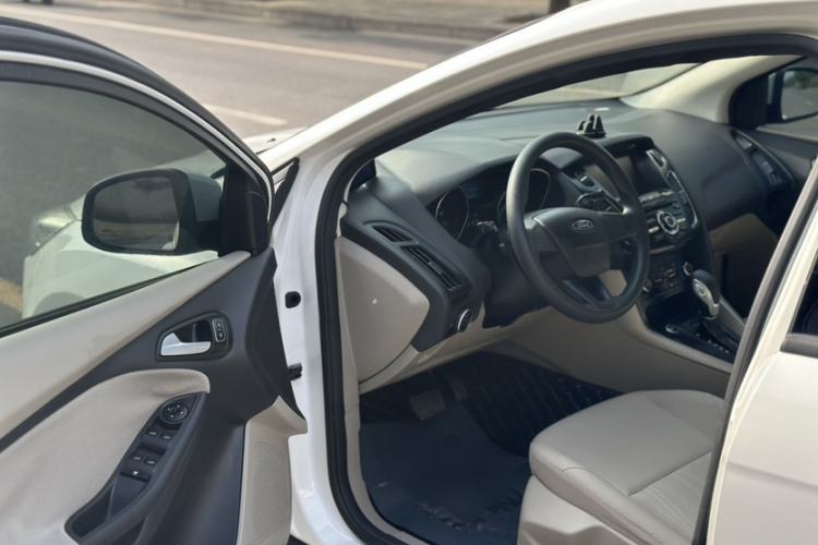 Used Ford Focus 2017 Sedan 1.6L Automatic Comfort Plus SmartDrive Edition Interior 3