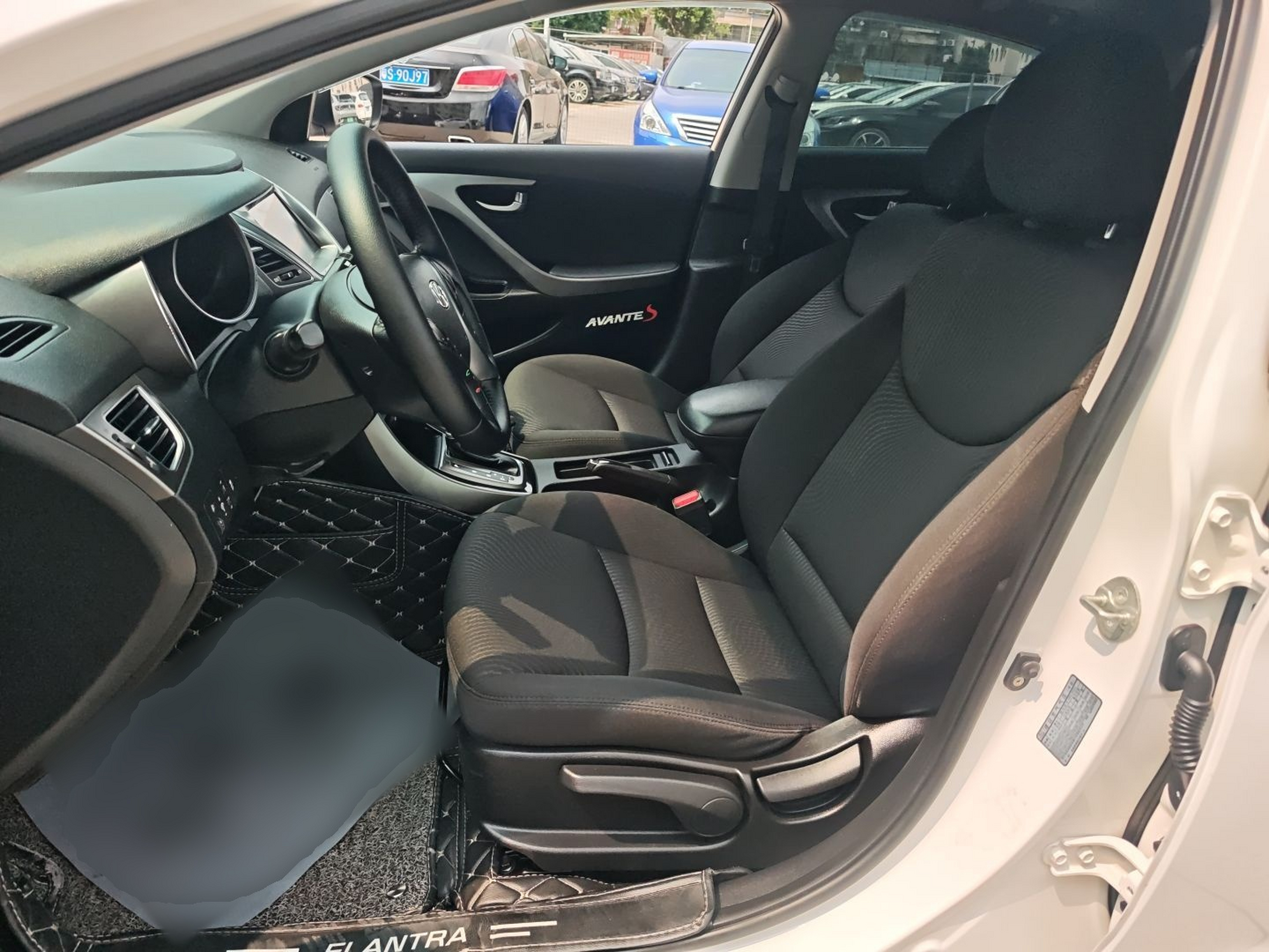 Переднее сиденье в автомобиле