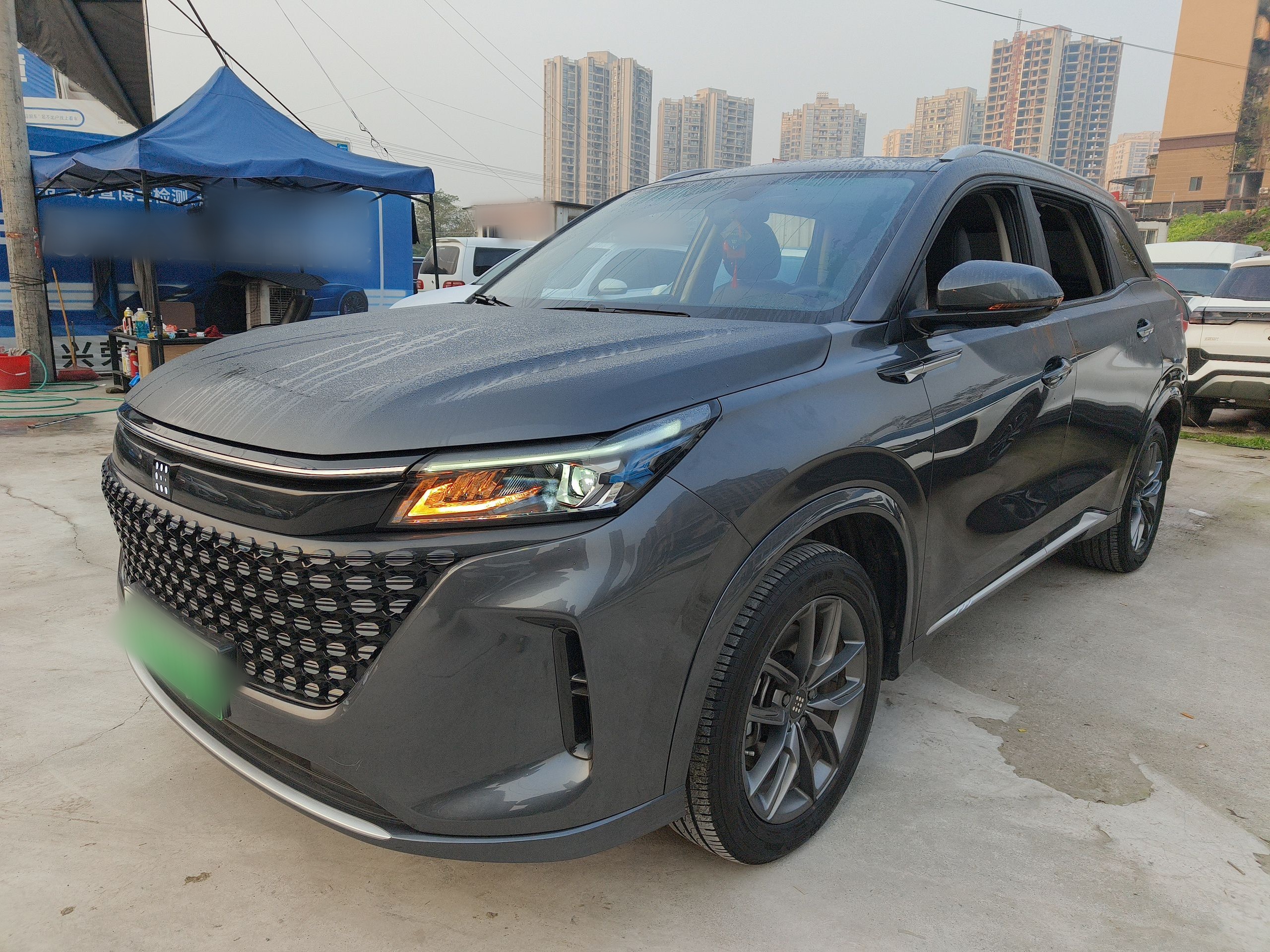 تحت مقدمة السيارة