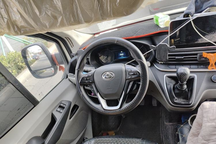 Used SAIC MAXUS Xintu V90 2024 Zhiyun 2.0T Manual Rear-Drive Extended-Wheelbase High-Roof Model with Dual Rear Tires and 3 Seats