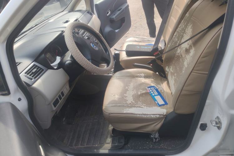 Used Venucia R50 2015 1.6L Manual Fashion Edition
