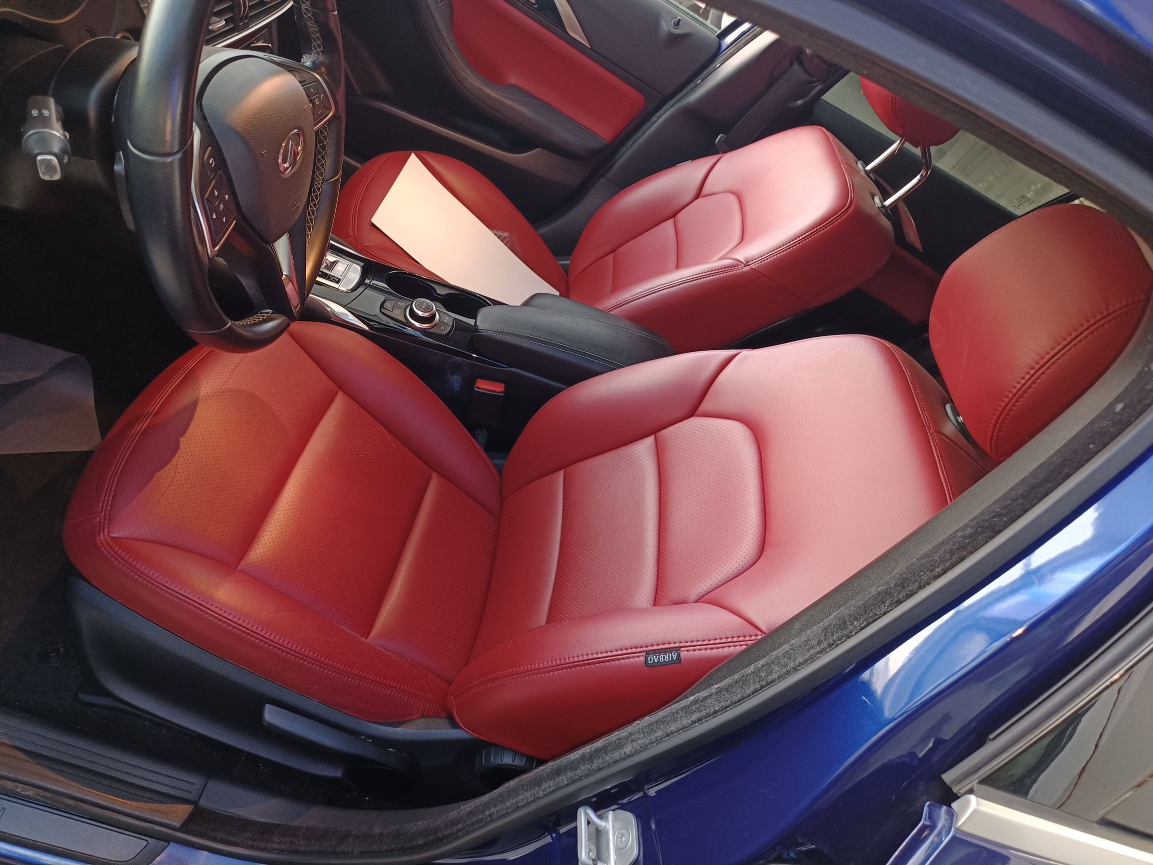 Переднее сиденье в автомобиле