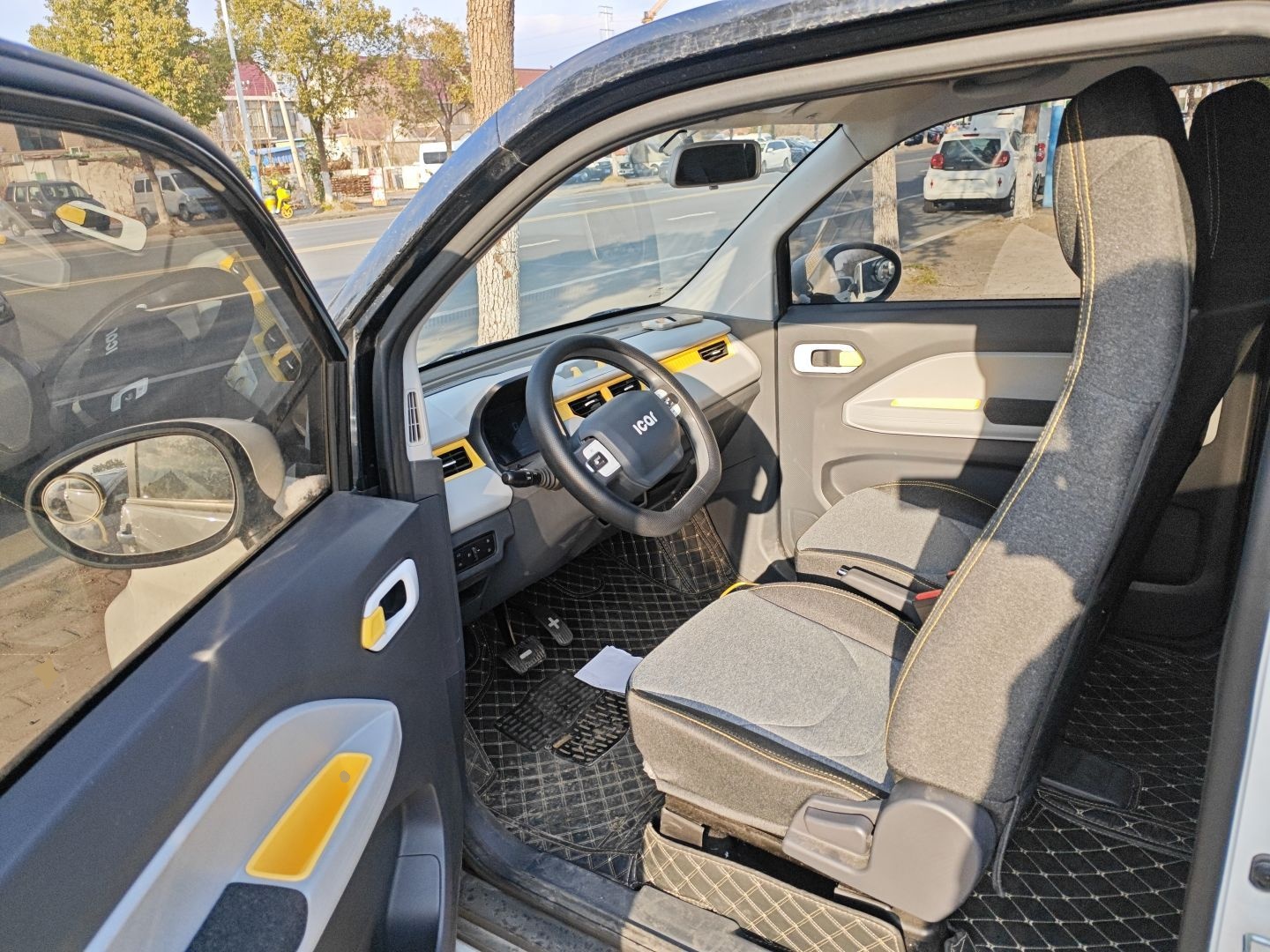 المقاعد الأمامية داخل السيارة