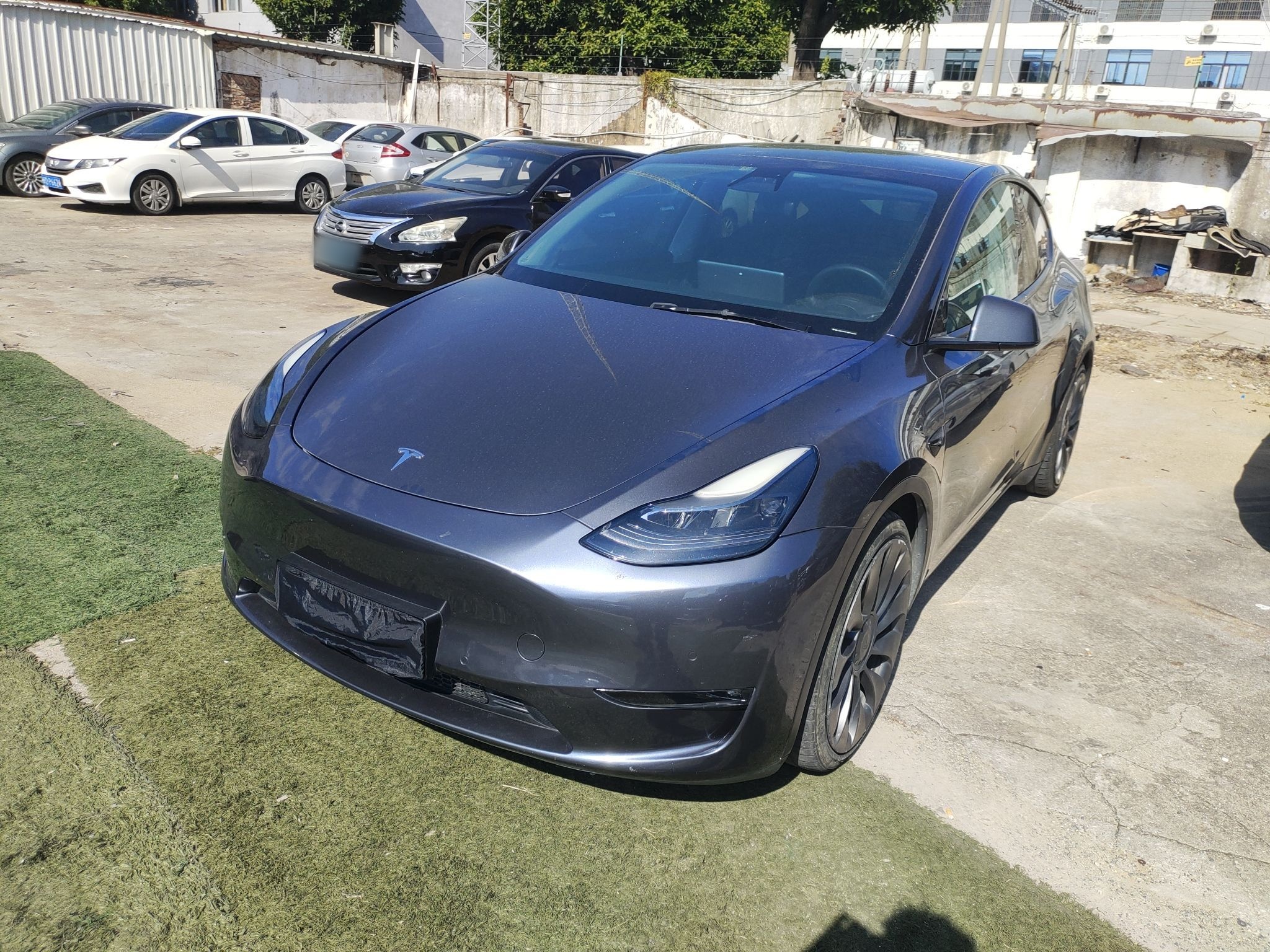 تحت مقدمة السيارة