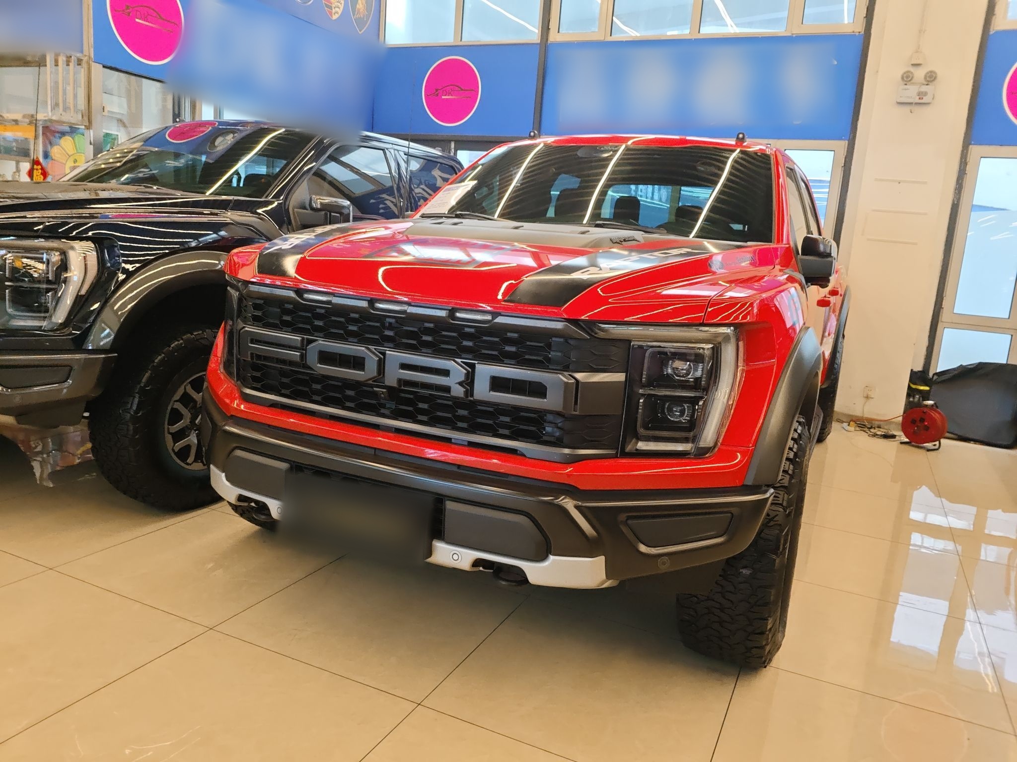 تحت مقدمة السيارة