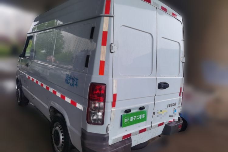 Used Iveco Daily 2021 2.8T V35 VAN厢式 van 3-seater short wheelbase mid-roof design single-tire side-hinged door
