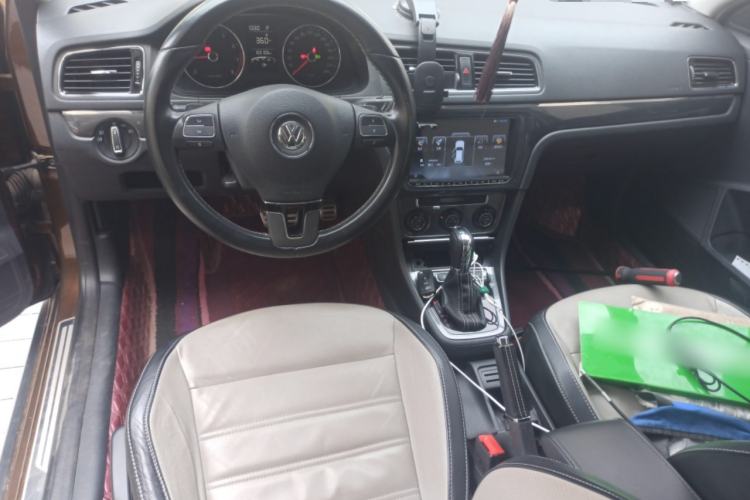 Used Volkswagen Cross Lavida 2014 1.6L Automatic Center Console