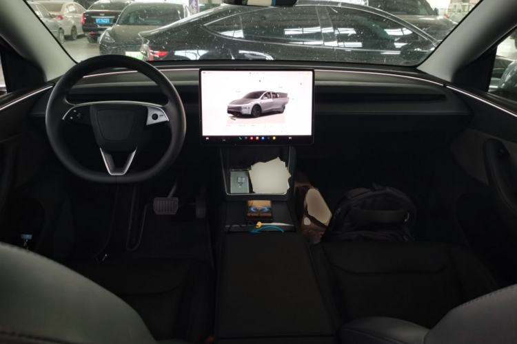 Used Tesla Model Y 2025 Rear-Wheel Drive First Edition Center Console