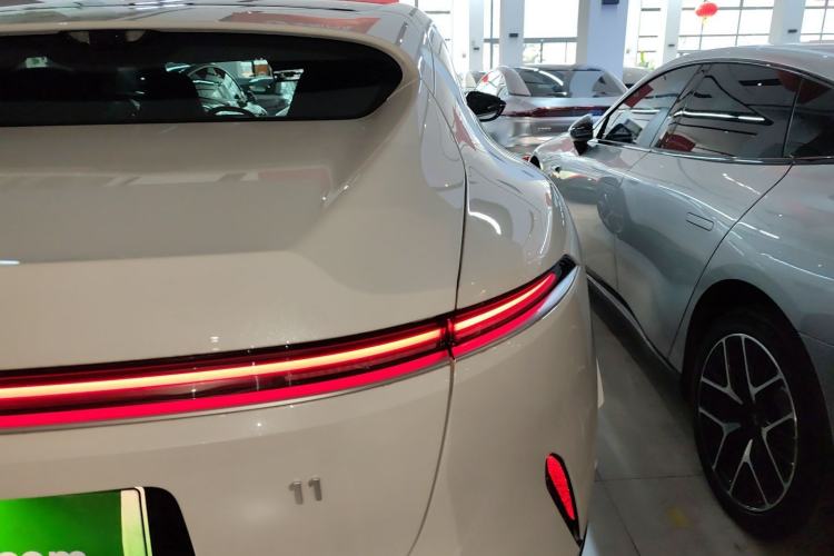 Used Avatr 11 2023 HarmonyOS Version Smart Enjoyment Upgrade Model 90-Degree Rear-Wheel Drive Edition Right Rear Taillight