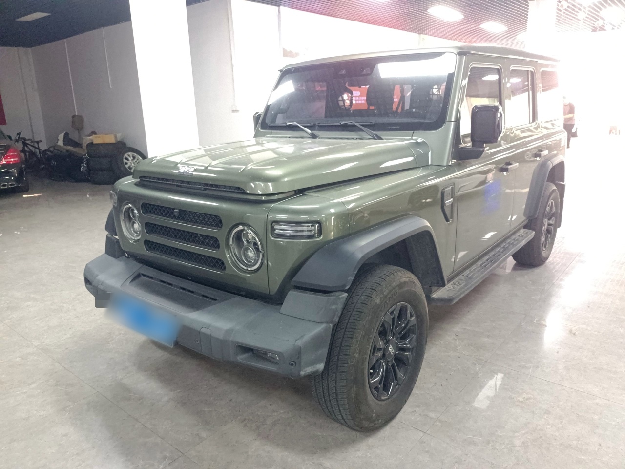 تحت مقدمة السيارة