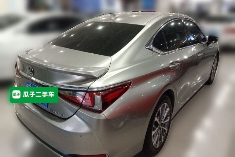 Used Lexus ES 2022 300h Excellence Edition Rear Right 45 Deg