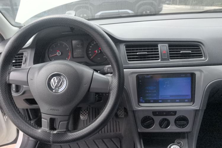 Used Volkswagen Lavida 2013 Revised Classic 1.6L Manual Fashion Edition Center Console