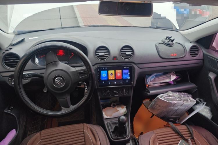 Used Volkswagen Jetta 2015 Zhuihui Edition 1.4L Manual Fashion Model Center Console