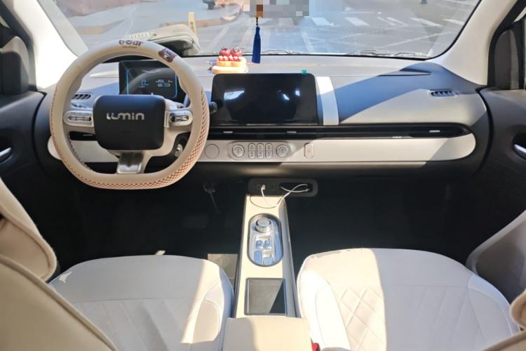 Used CHANGAN NEVO Lumin 2026 Model Treasure Edition 205km Beloved Beige Guoxuan Center Console