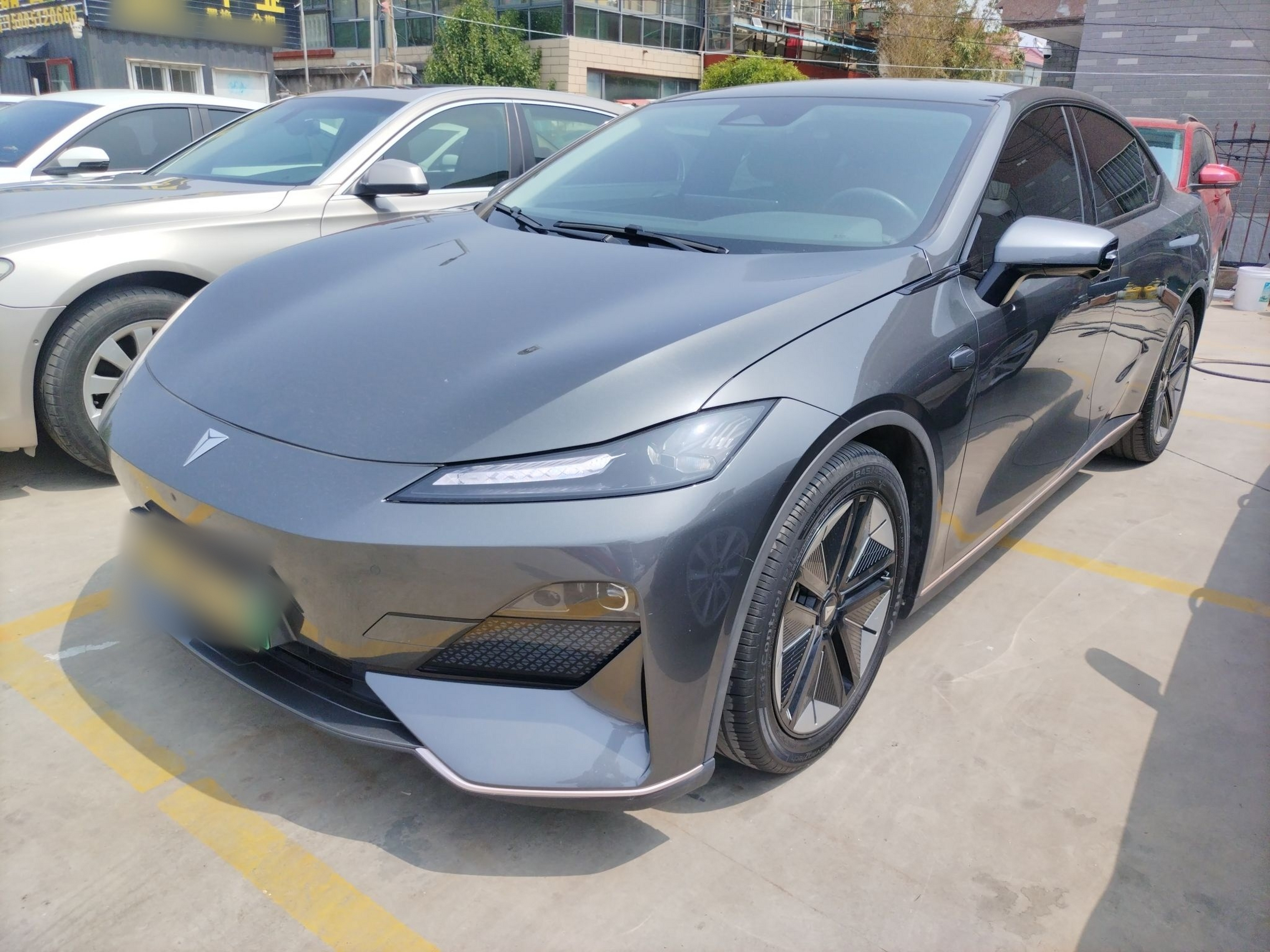 تحت مقدمة السيارة