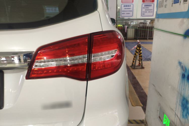 Used Haval H8 2017 2.0T Gasoline Two-Wheel Drive Smart Edition Exterior 3