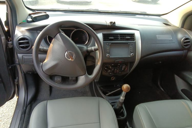 Used Nissan Livina 2013 1.6XE Manual Comfort Edition Center Console