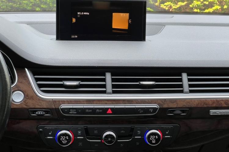 Used Audi Q7  Interior 3