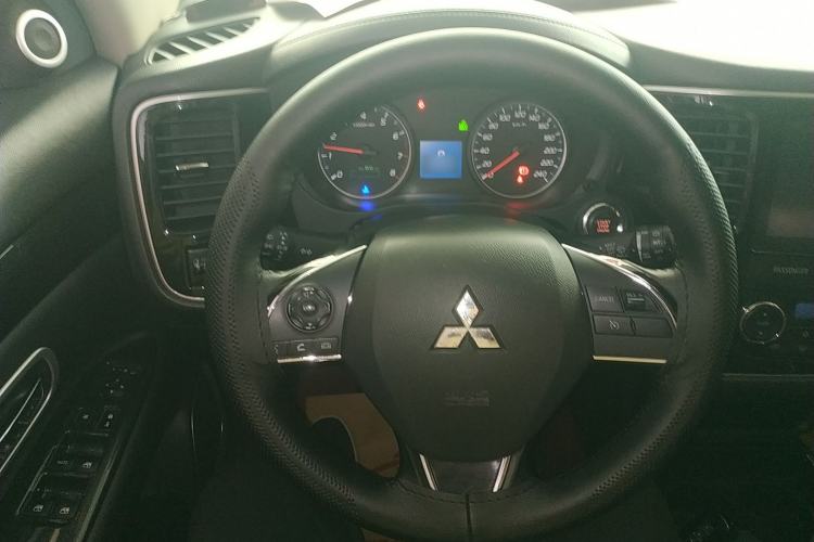Used Mitsubishi Outlander 2017 2.0L Two-Wheel Drive Glory Edition 5 Seats Steering Wheel