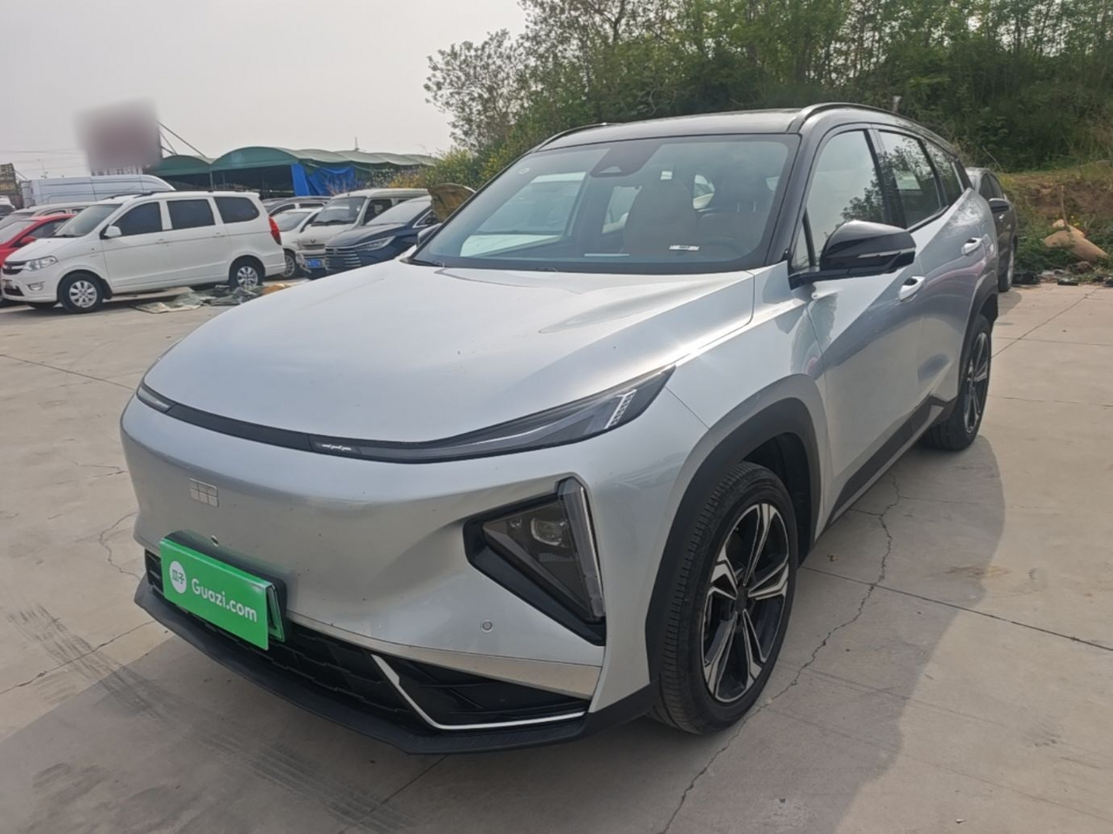 Под передней частью автомобиля