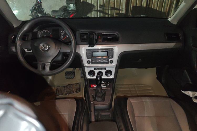 Used Volkswagen Lavida 2013 Revised Classic 1.6L Automatic Fashion Edition Center Console