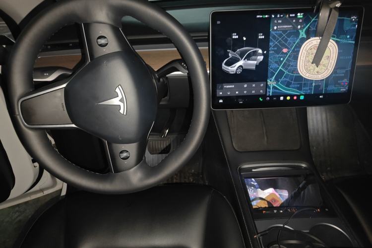 Used Tesla Model Y 2021 Standard Range Rear-Wheel Drive Version Center Console