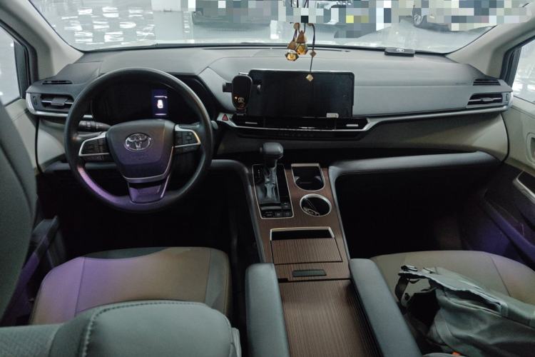 Used Toyota Granvia 2024 2.5L Hybrid Comfort Edition
