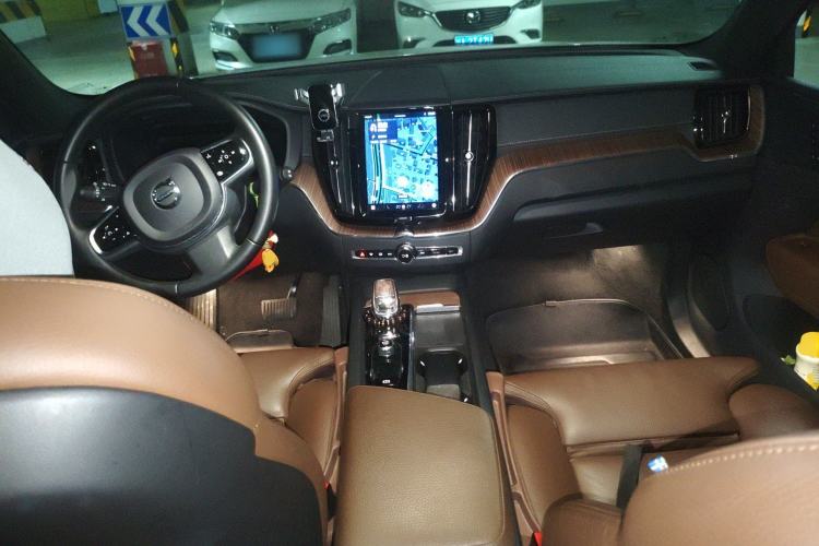 Used Volvo XC60 2022 B5 4x4 Smart Luxury Edition Center Console