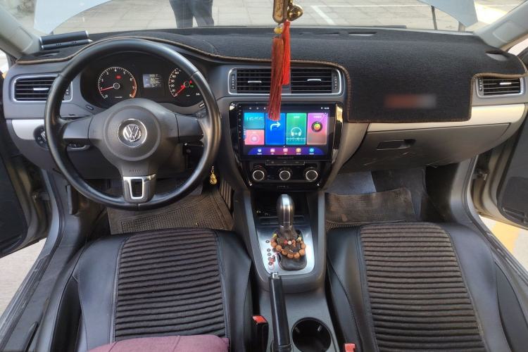 Used Volkswagen Sagitar 2014 1.6L Automatic Comfort Model Center Console