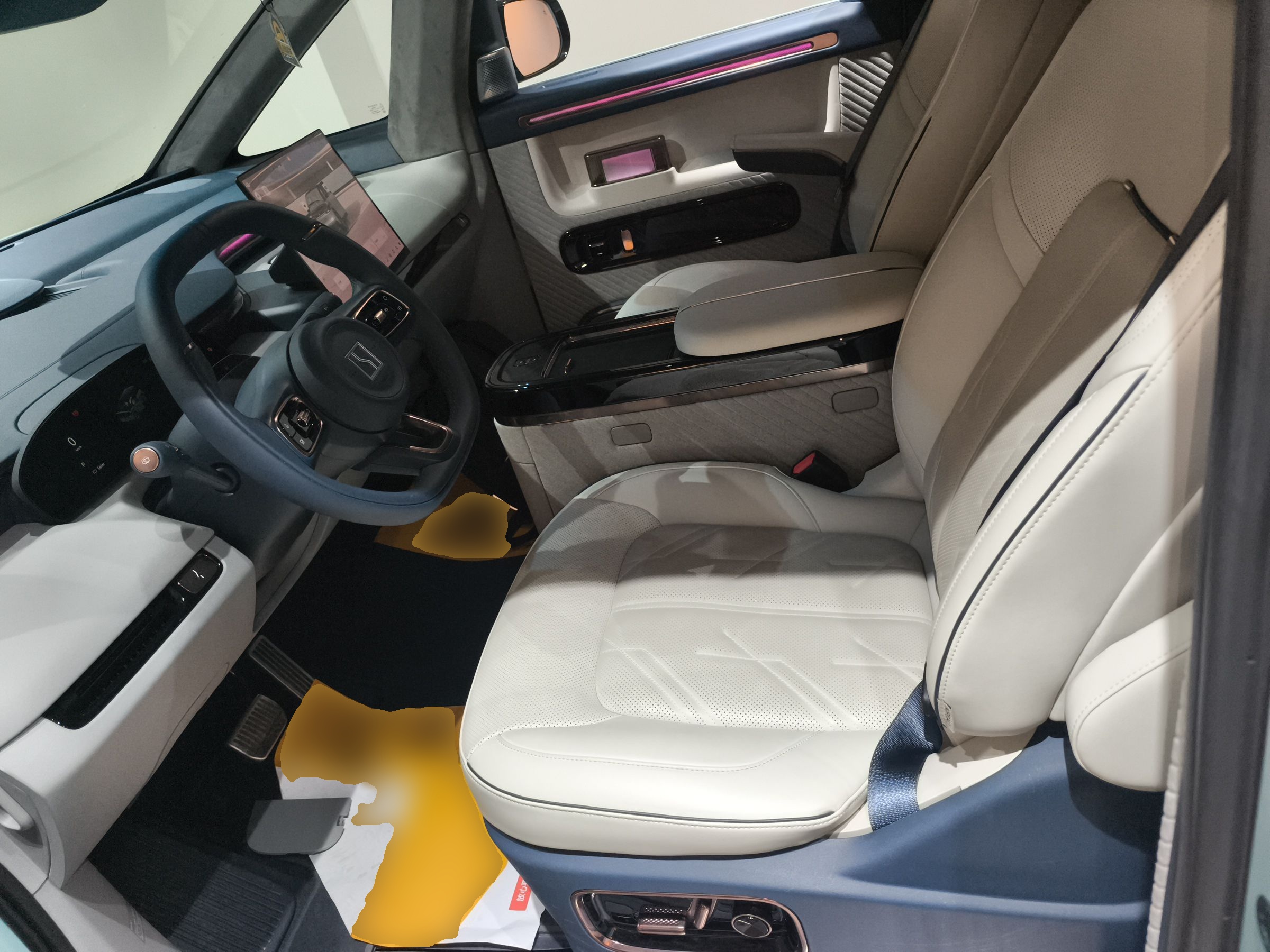 المقاعد الأمامية داخل السيارة