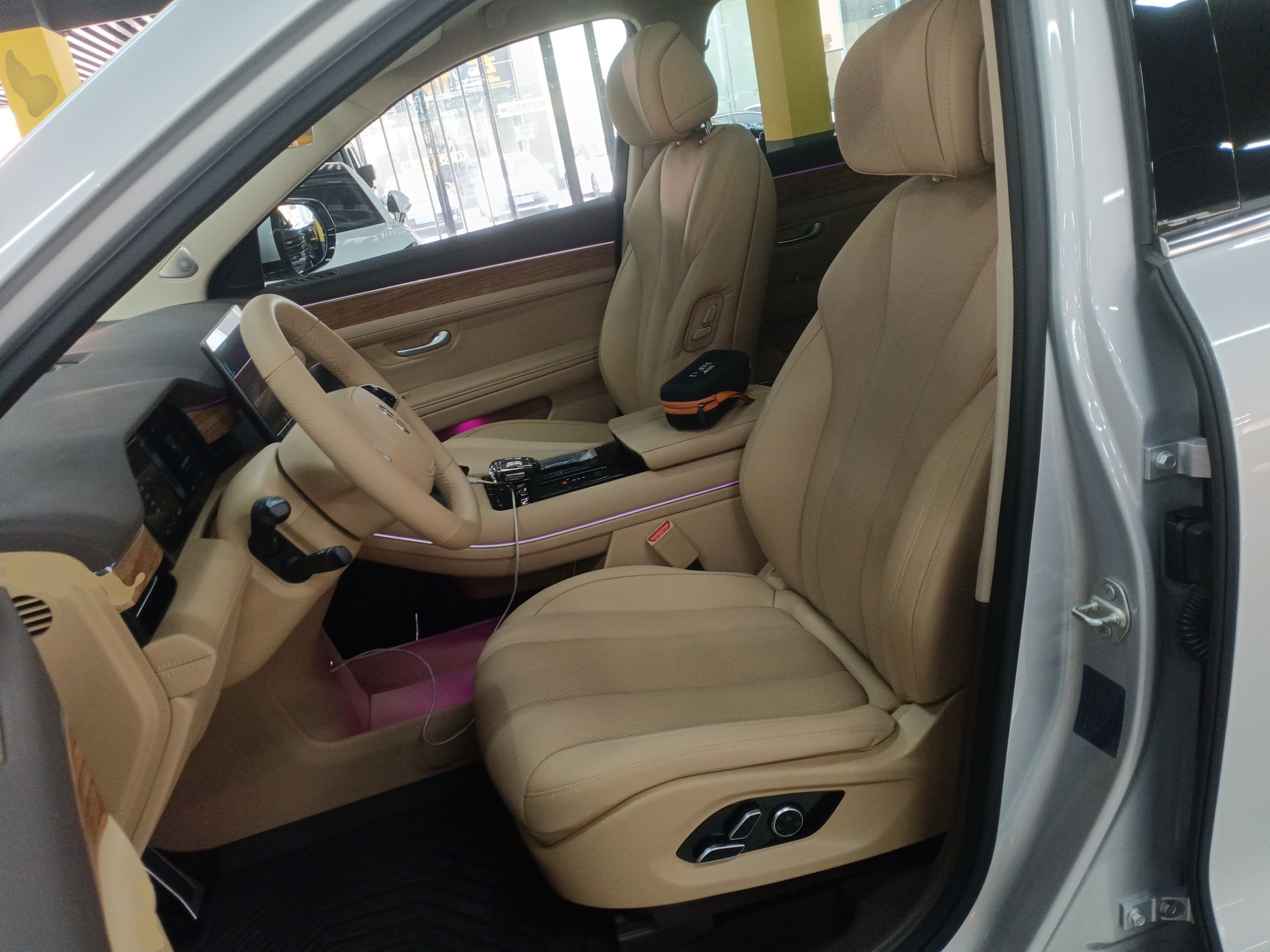 المقاعد الأمامية داخل السيارة