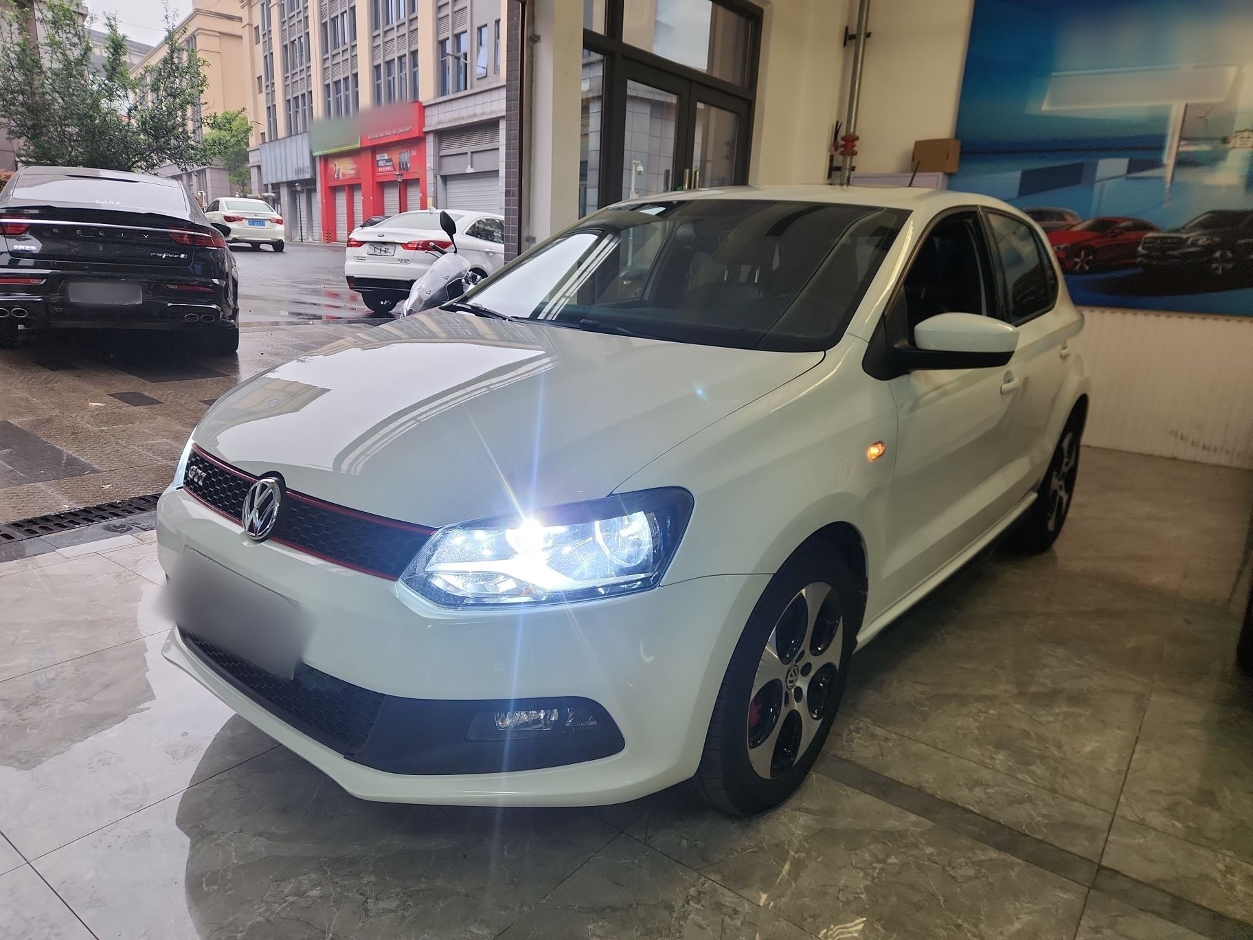 تحت مقدمة السيارة