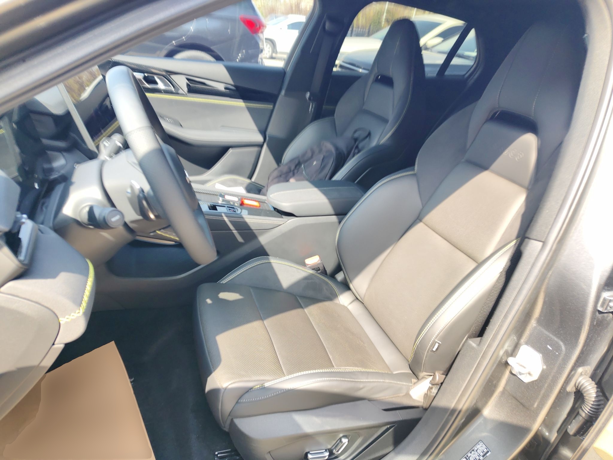 المقاعد الأمامية داخل السيارة