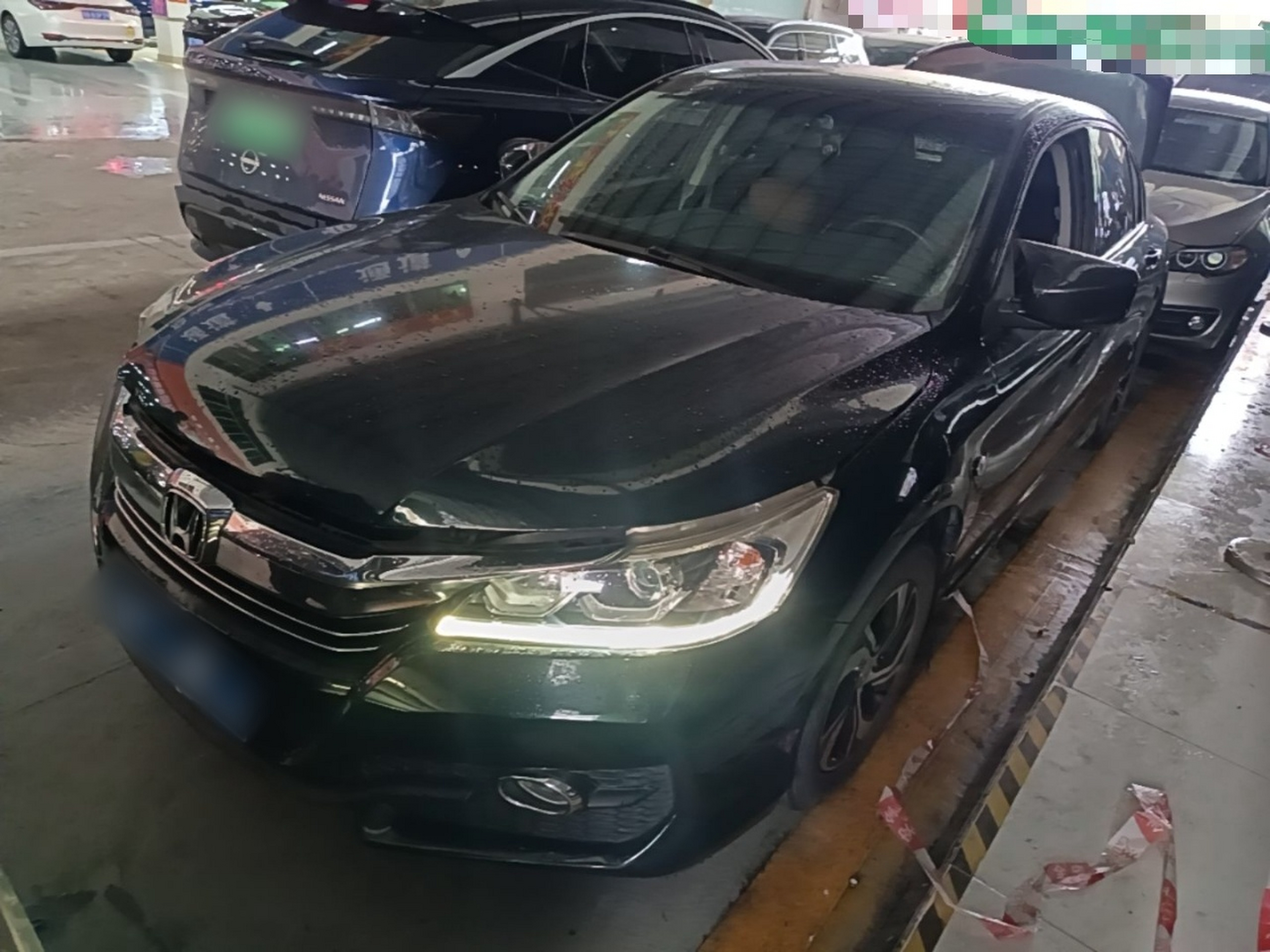 Sob a frente do carro