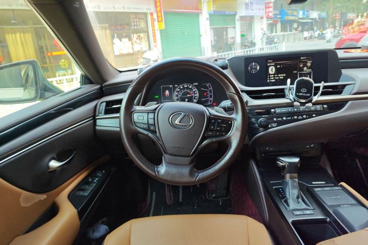 Used Lexus ES 2020 300h Premier Edition
