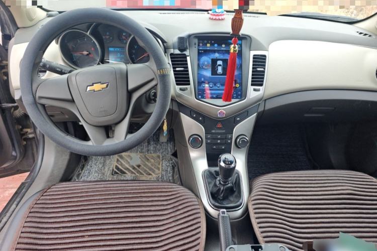 Used Chevrolet Cruze 2015 1.5L Classic SL MT Center Console