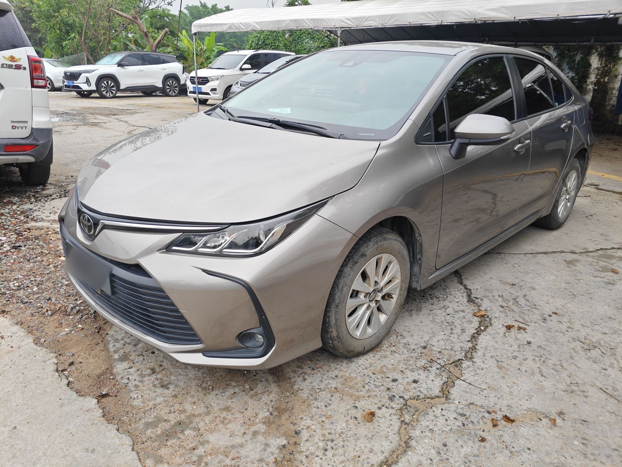 Под передней частью автомобиля