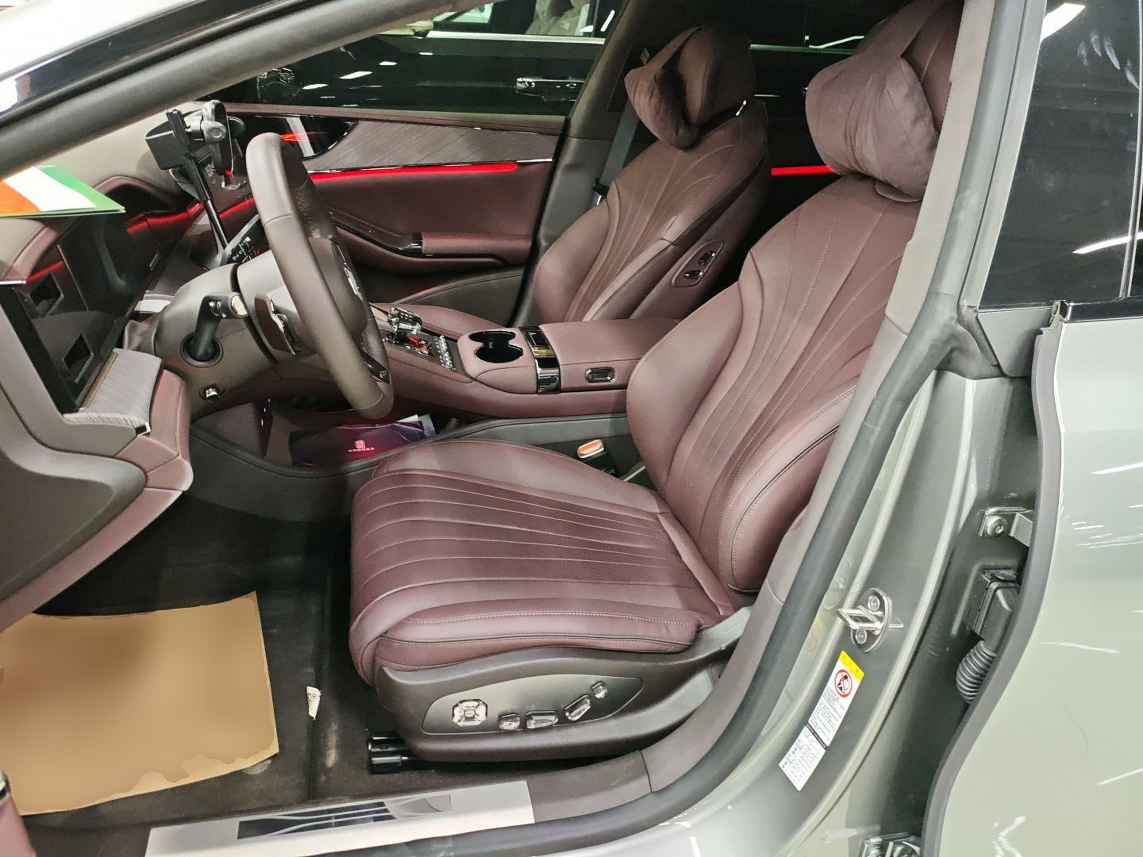 Переднее сиденье в автомобиле