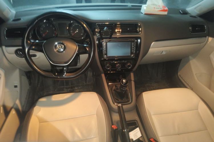 Used Volkswagen Sagitar 2015 1.6L Manual Comfort Model
